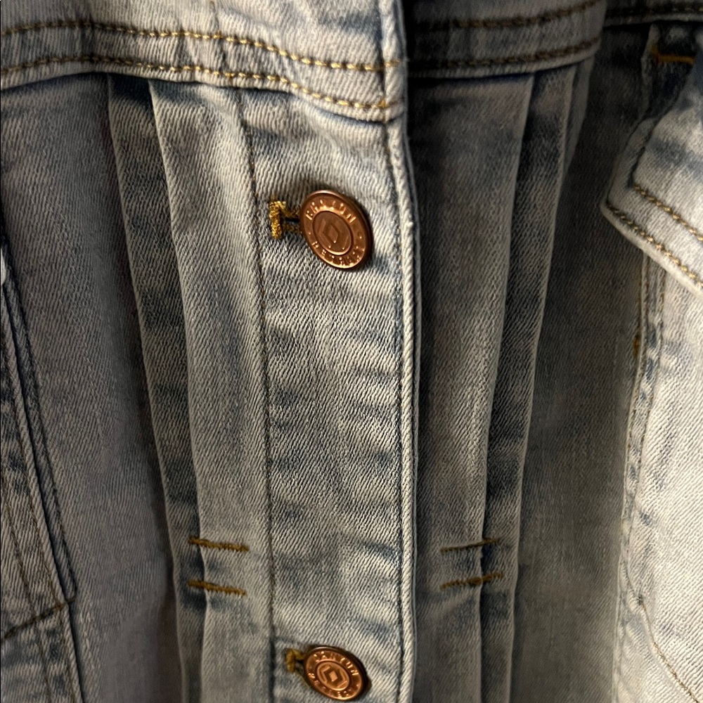 Women's Light Wash Jean Jacket with Frayed Hem - Picture 5 of 7